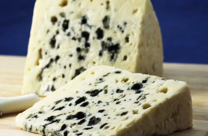 Blue-cheese-co-nhung-dom-xanh-lam-dep-mat
