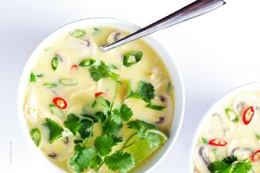 Cách làm súp gà cốt dừa kiểu Thái ngon mê li
